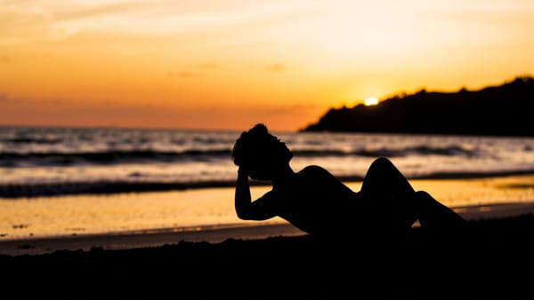 해변에서 휴식을 취하는 사람의 실루엣