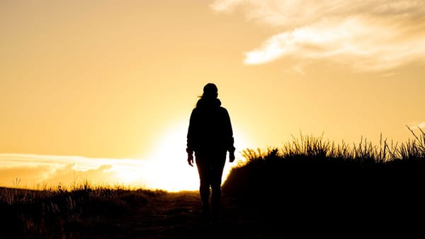 밝은 미래를 향해 나아가는 사람의 실루엣