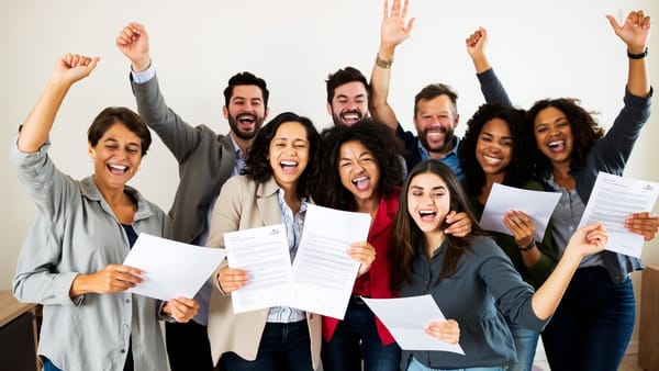 보험금 청구 서류를 들고 기뻐하는 사람들의 모습